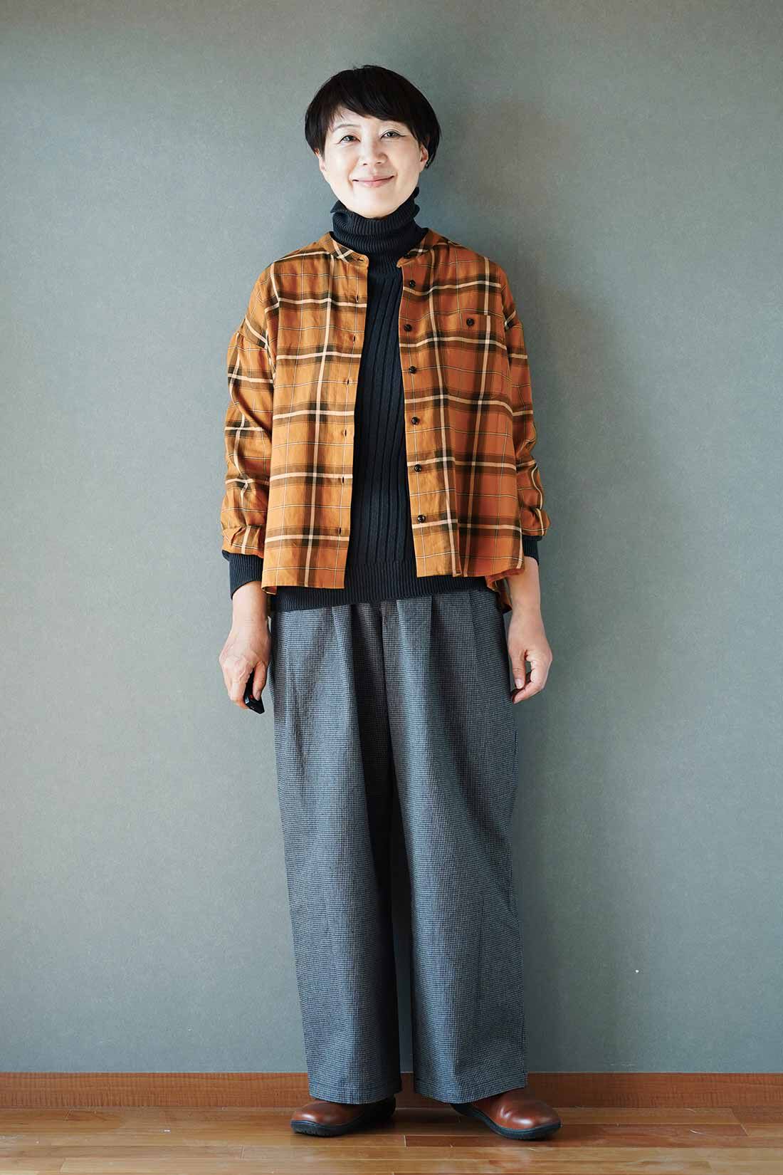 THREE FIFTY STANDARD|THREE FIFTY STANDARD 金子敦子さんと作った 一枚で着こなしが完成するチェックシャツ〈マスタード〉|軽めのはおりとしても。「シンプルなネックラインと広い身幅で、ニットやTシャツに重ねてももたつきません」。