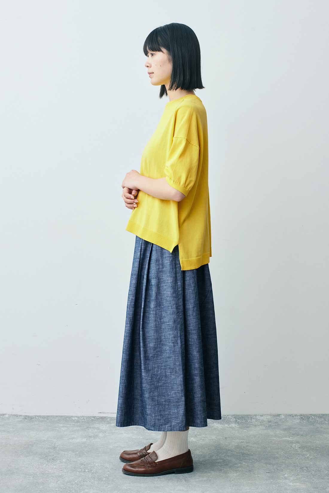 THREE FIFTY STANDARD|インディゴブルーのギャザースカート　ＴＦＳと色をきかせたソックスセットＴＦＳのコーディネート|モデル身長：163cm 着用サイズ：M