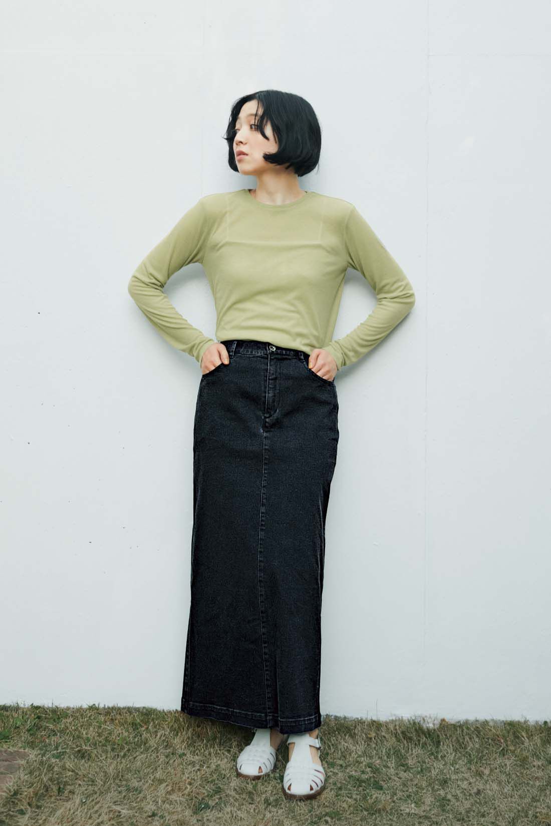 THREE FIFTY STANDARD|シックなウォッシュドブラックデニムのスカートのコーディネート