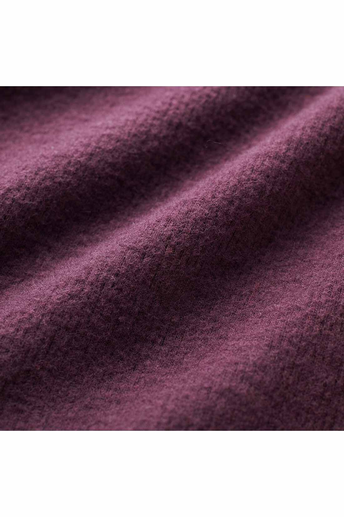 THREE FIFTY STANDARD［スリーフィフティースタンダード］|THREE FIFTY STANDARD　ほどよいあたたかさの裏起毛タートルの会|裏面はほのかに起毛させているから、着た時にひんやりしにくく、ふんわりやさしい肌当たり。