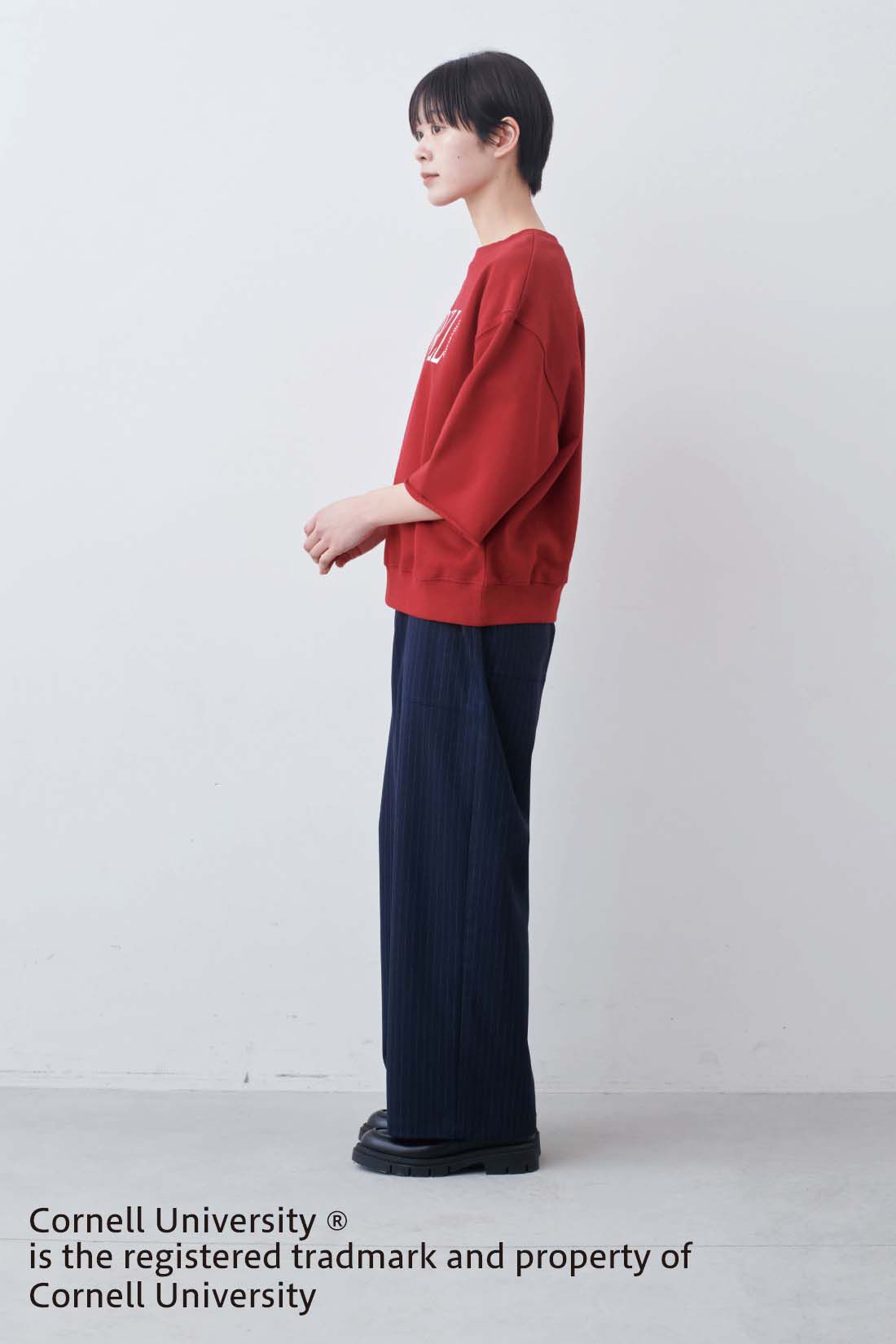 THREE FIFTY STANDARD|THREE FIFTY STANDARD　アメリカンカレッジ ミニ裏毛のロゴトップス〈レッド〉|モデル身長：163cm　着用サイズ：M