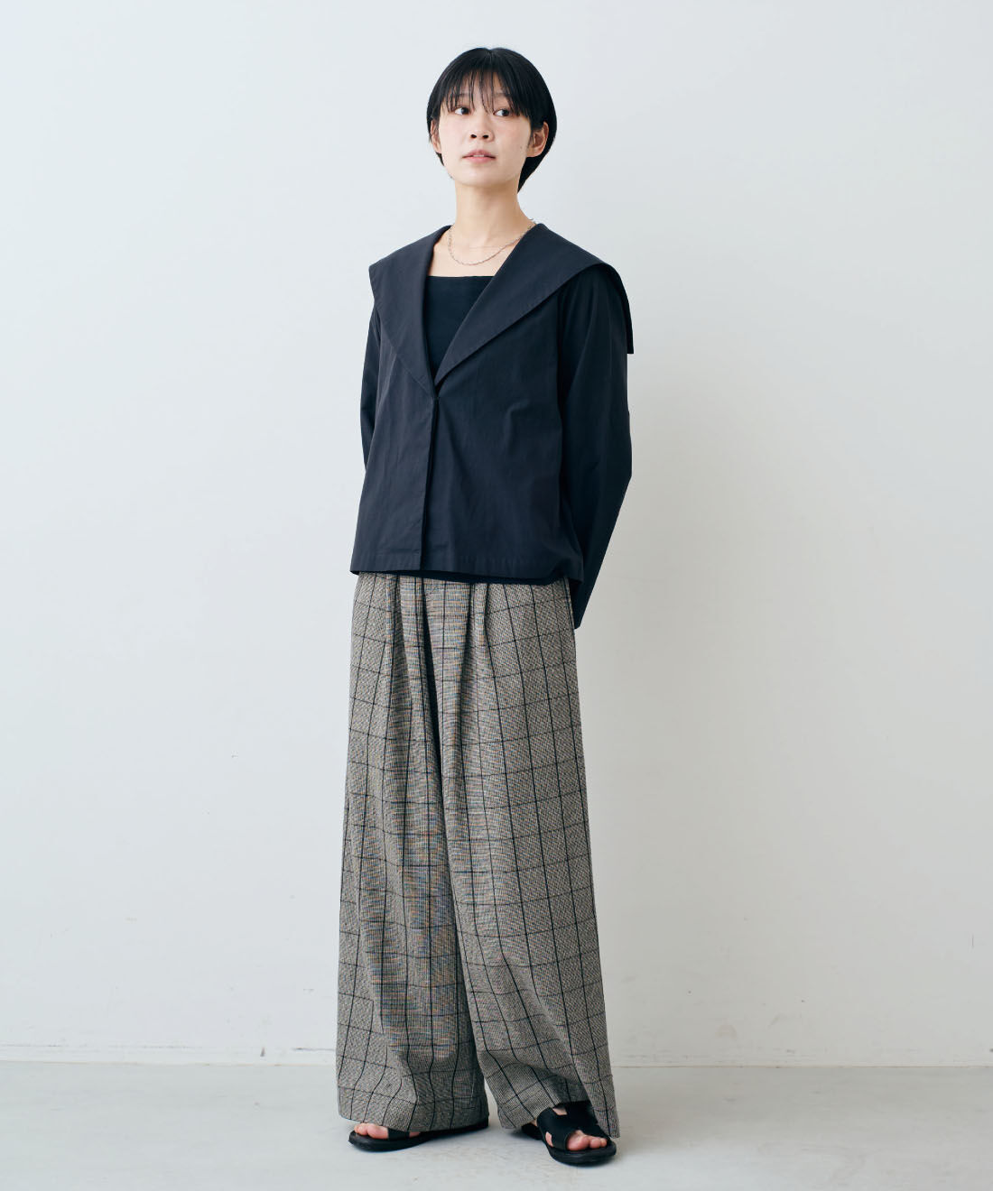 THREE FIFTY STANDARD|小谷 実由さんコラボ 綿100％ 国産生地 セーラーシャツカーデジャケット 〈ブラック〉と綿混 ベア天じく ブラキャミソールと綿100％ モノトーンチェック ワイドパンツのコーディネート