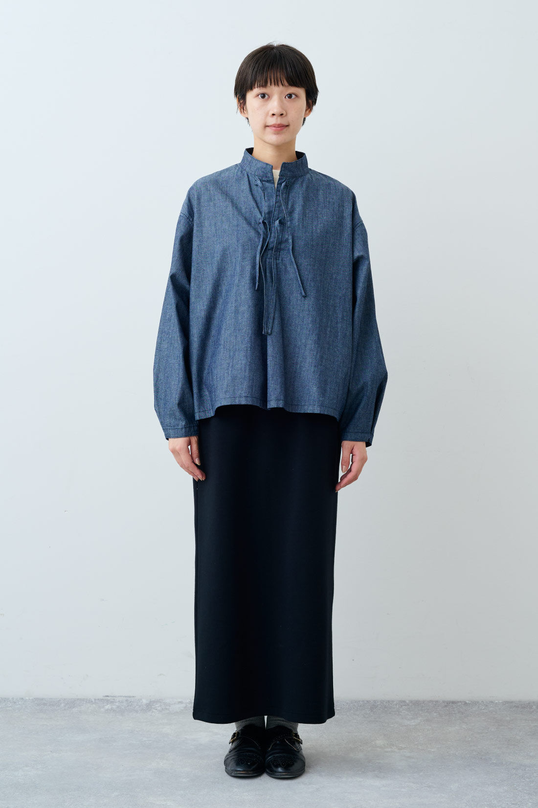 THREE FIFTY STANDARD|リボンデザインのデニムプルオーバーとフライス編みのストレッチラグランスリーブTシャツの会とダンボールニットのセットアップ〈ブラック〉のコーディネート|モデル身長:163cm 着用サイズ:M THREE FIFTY STANDARD|リボンデザインのデニムプルオーバーとフライス編みのストレッチラグランスリーブTシャツの会とダンボールニットのセットアップ〈ブラック〉のコーディネート|モデル身長:163cm 着用サイズ:M