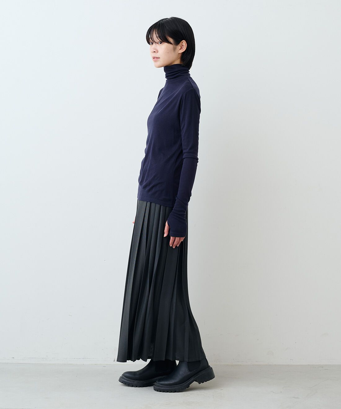 THREE FIFTY STANDARD［スリーフィフティースタンダード］|カットソーのプリーツスカートＧＹ　ＴＦＳのコーディネート|モデル身長：163cm 着用サイズ：M