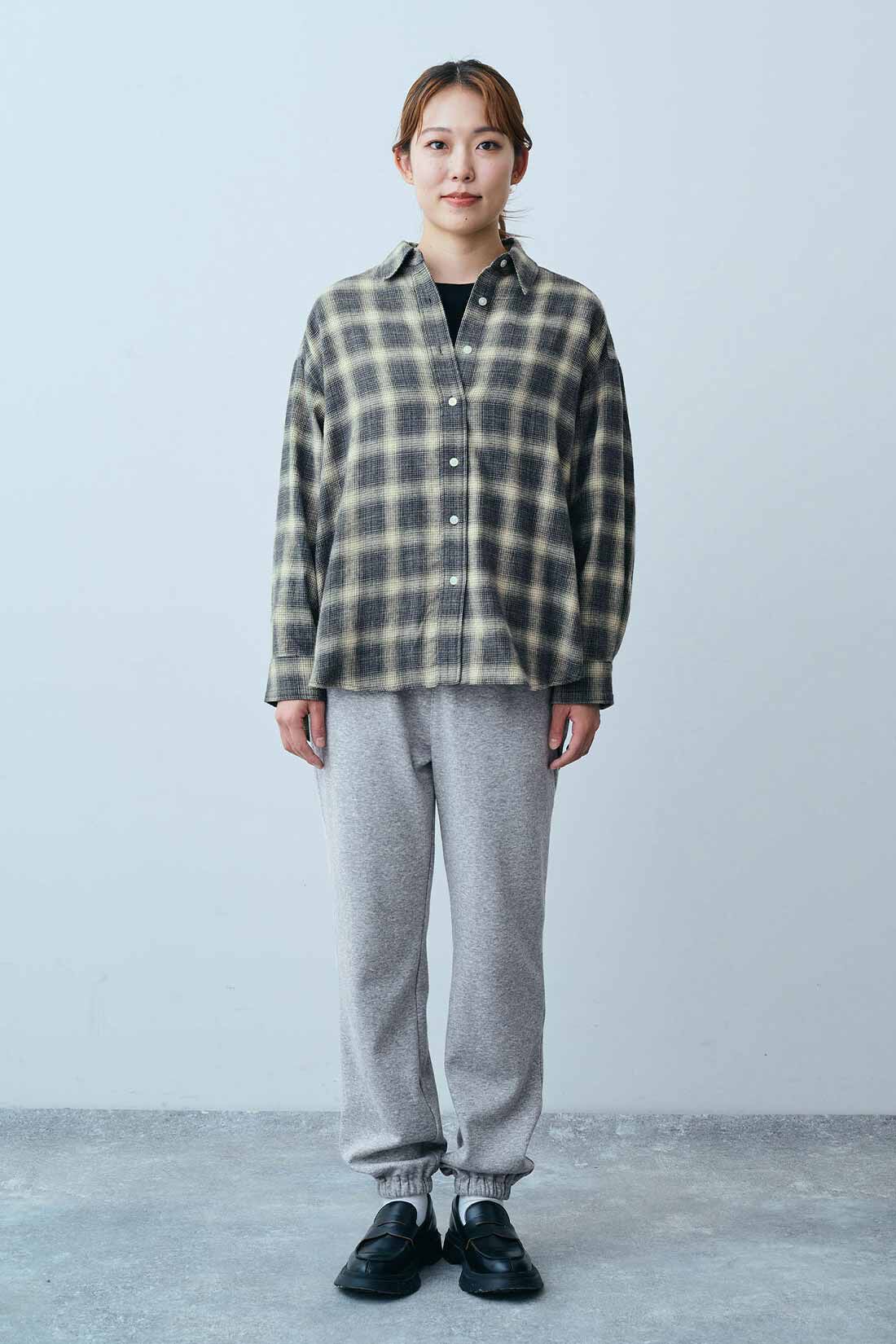 THREE FIFTY STANDARD|オンブレチェックシャツＢＫ　ＴＦＳと裏シャギージョガーパンツＴＦＳのコーディネート