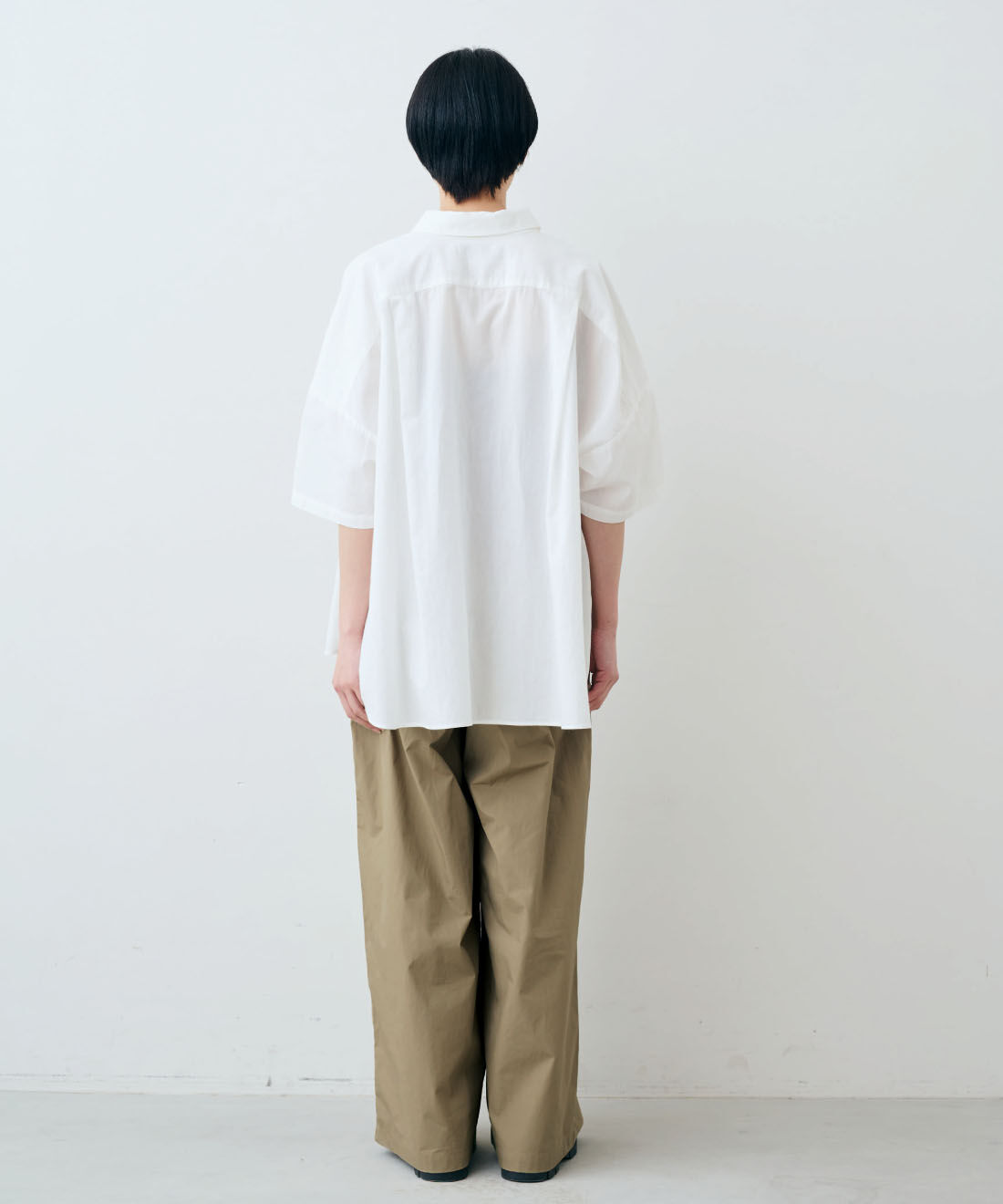 THREE FIFTY STANDARD［スリーフィフティースタンダード］|THREE FIFTY STANDARD　日本製のポンチョみたいな ゆるっとシルエットの綿麻シャツ〈オフホワイト〉|モデル身長：163cm　着用サイズ：M