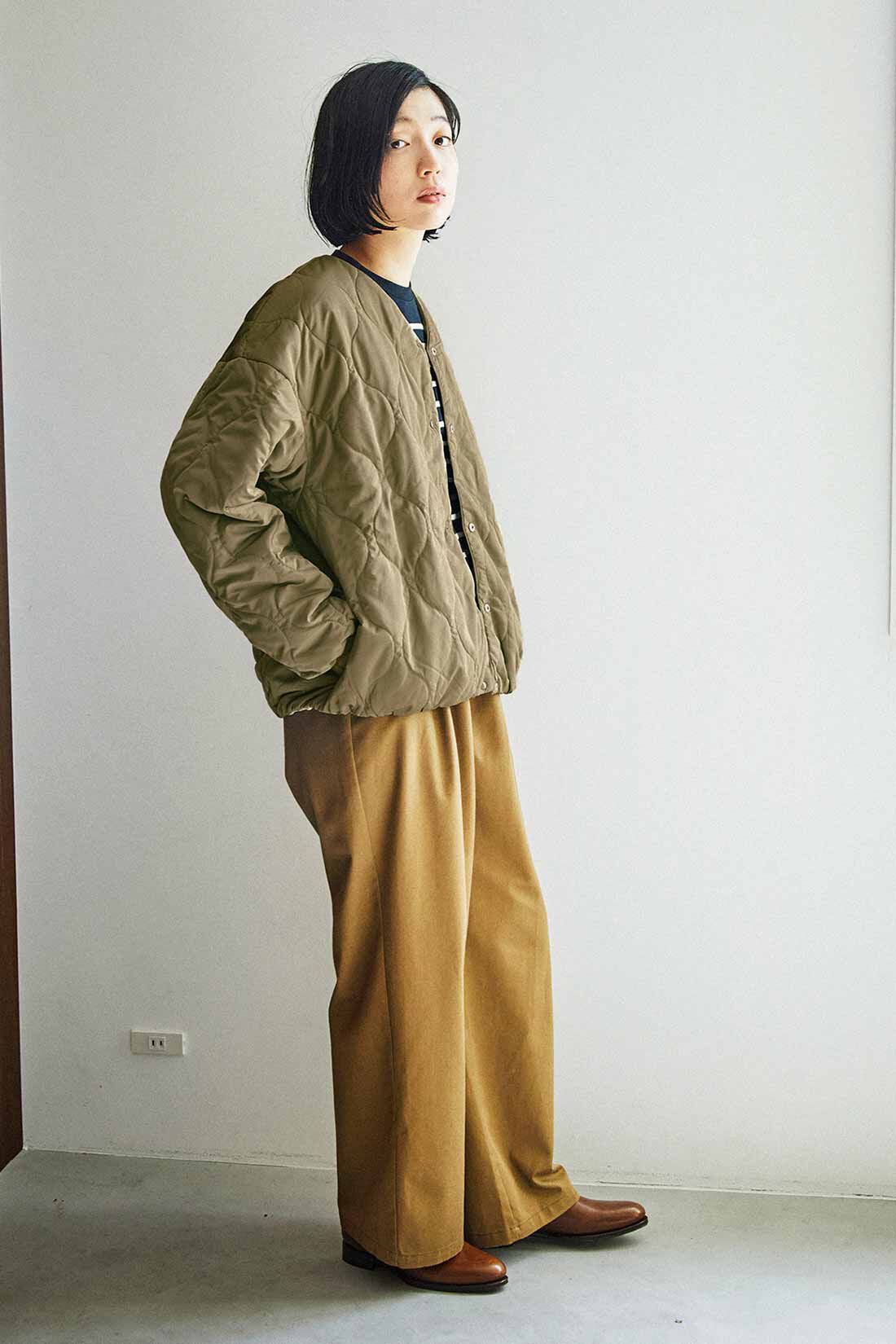 THREE FIFTY STANDARD|綿100％ クルーネックのパネルボーダーTシャツとカジュアルすぎないチノパンツ〈キャメル〉のコーディネート