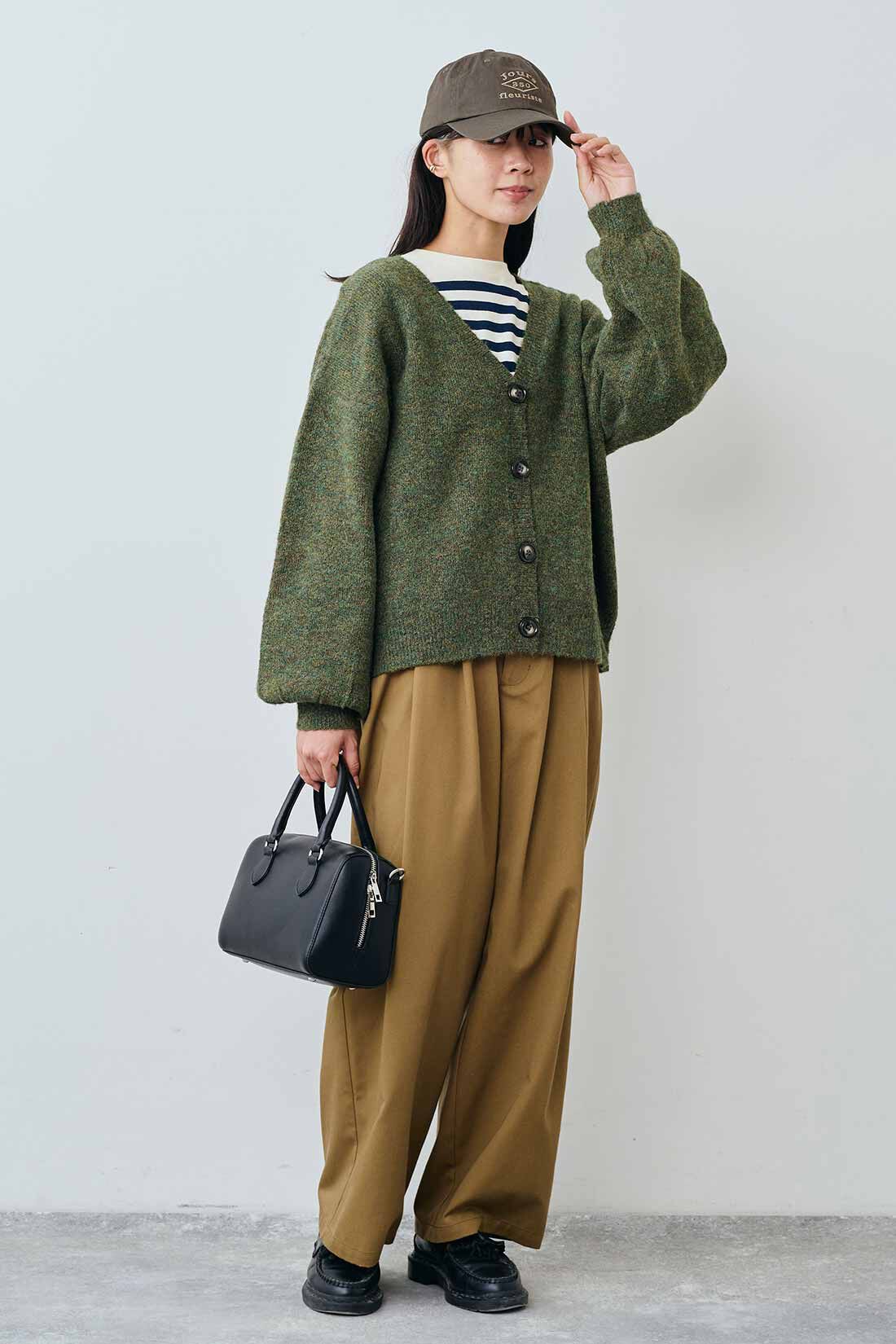 THREE FIFTY STANDARD|綿100% クルーネックのパネルボーダーTシャツとウール混 Vネックカーディガン〈モスグリーン〉とカジュアルすぎないチノパンツ〈キャメル〉のコーディネート THREE FIFTY STANDARD|綿100% クルーネックのパネルボーダーTシャツとウール混 Vネックカーディガン〈モスグリーン〉とカジュアルすぎないチノパンツ〈キャメル〉のコーディネート