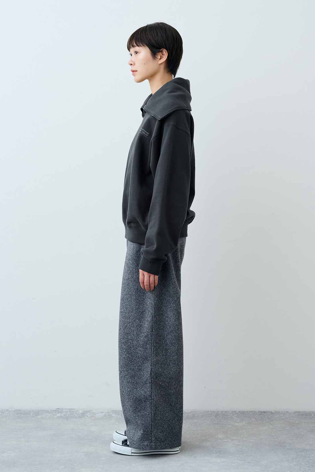 THREE FIFTY STANDARD|セーラー風のハーフジップスウェット〈チャコールグレー〉とフライス編みのストレッチラグランスリーブTシャツの会のコーディネート|モデル身長：163cm 着用サイズ：M