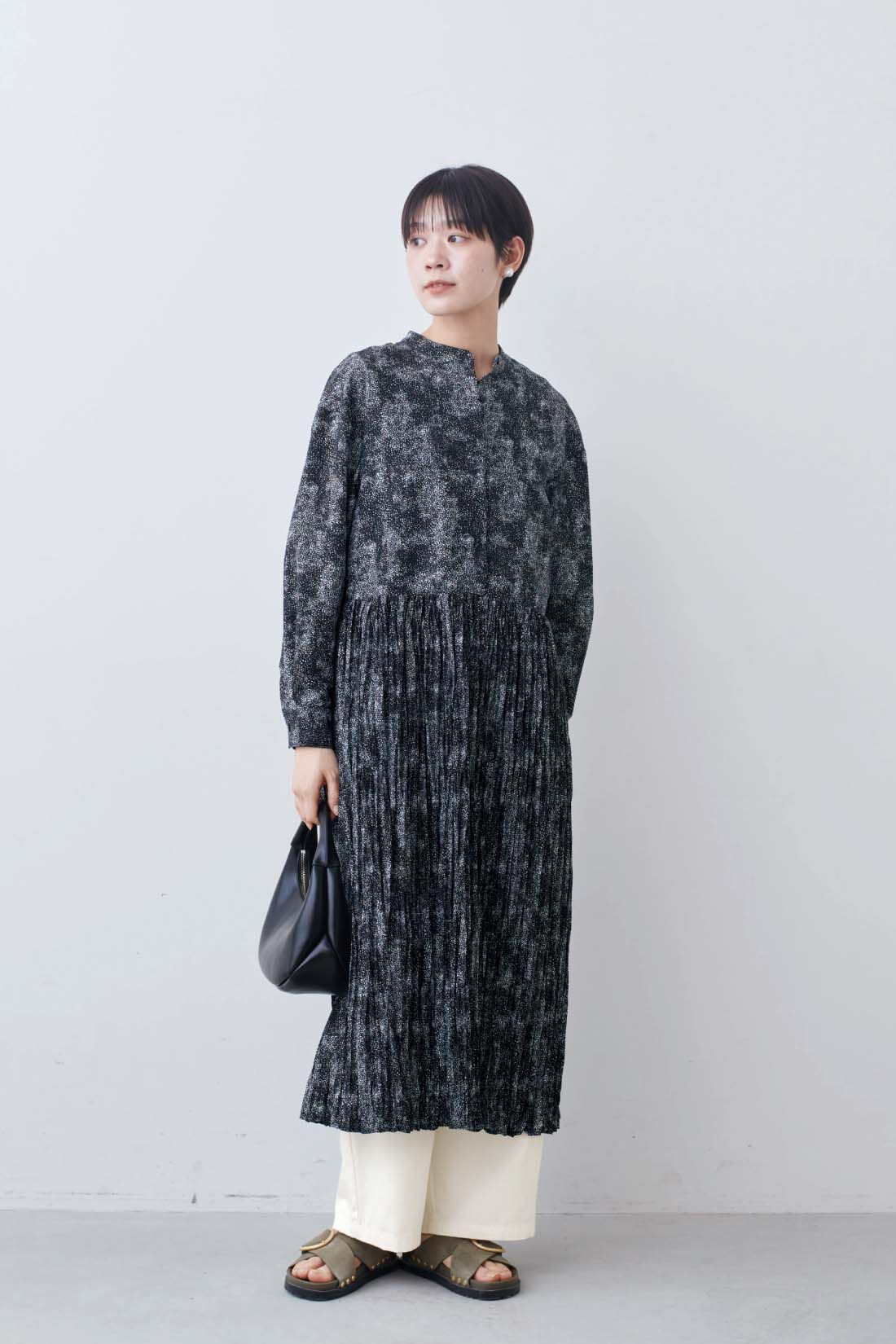 THREE FIFTY STANDARD|THREE FIFTY STANDARD　レオパード風ドット柄のプリーツ切り替えワンピース〈ブラック〉|モデル身長：163cm　着用サイズ：M