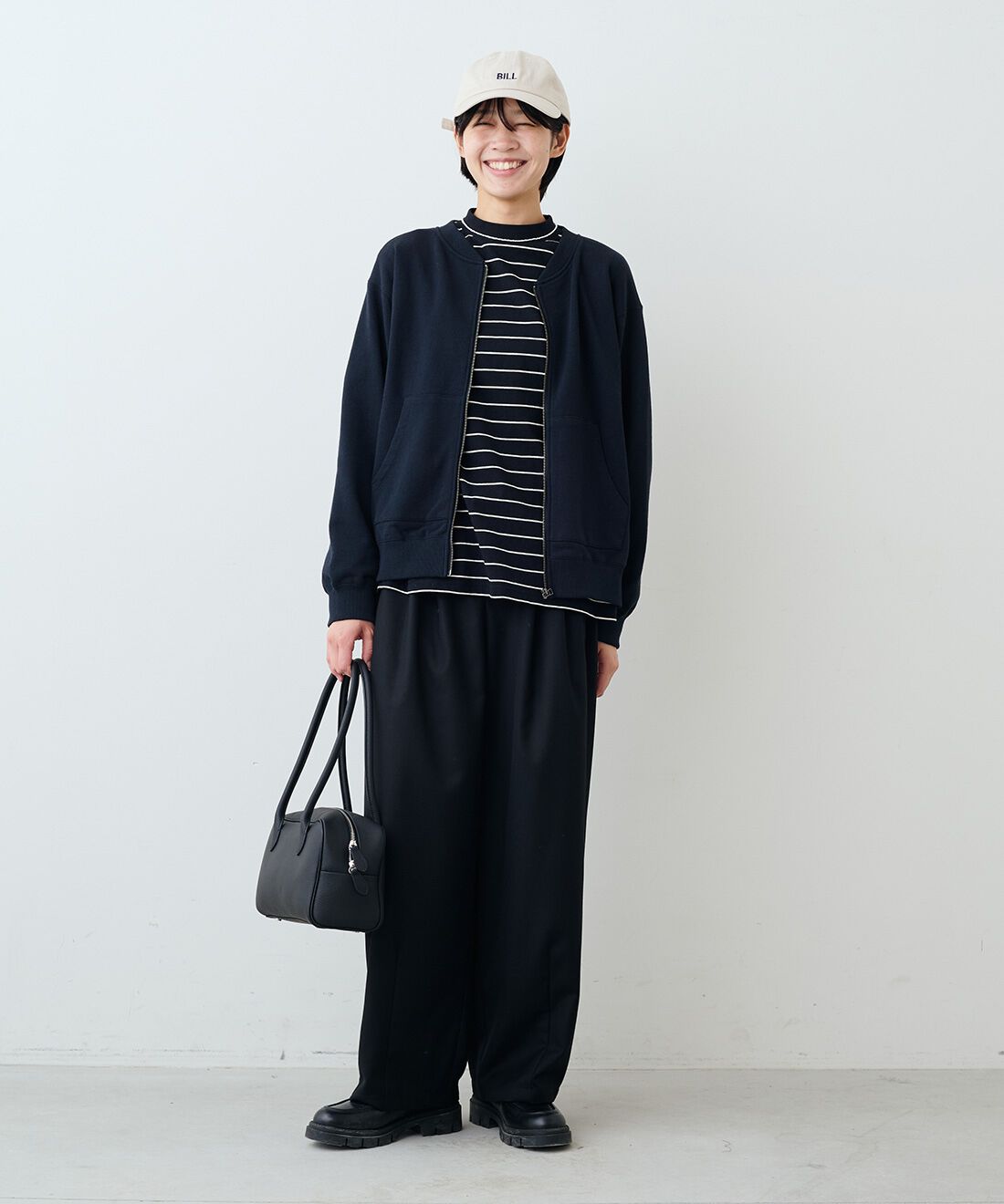 THREE FIFTY STANDARD［スリーフィフティースタンダード］|レトロなボーダーＴシャツ　ＴＦＳとタックテーパードパンツＢＫ　ＴＦＳとレザーのワイドボストンバッグＢＫ　ＴＦＳのコーディネート|モデル身長：163cm 着用サイズ：M