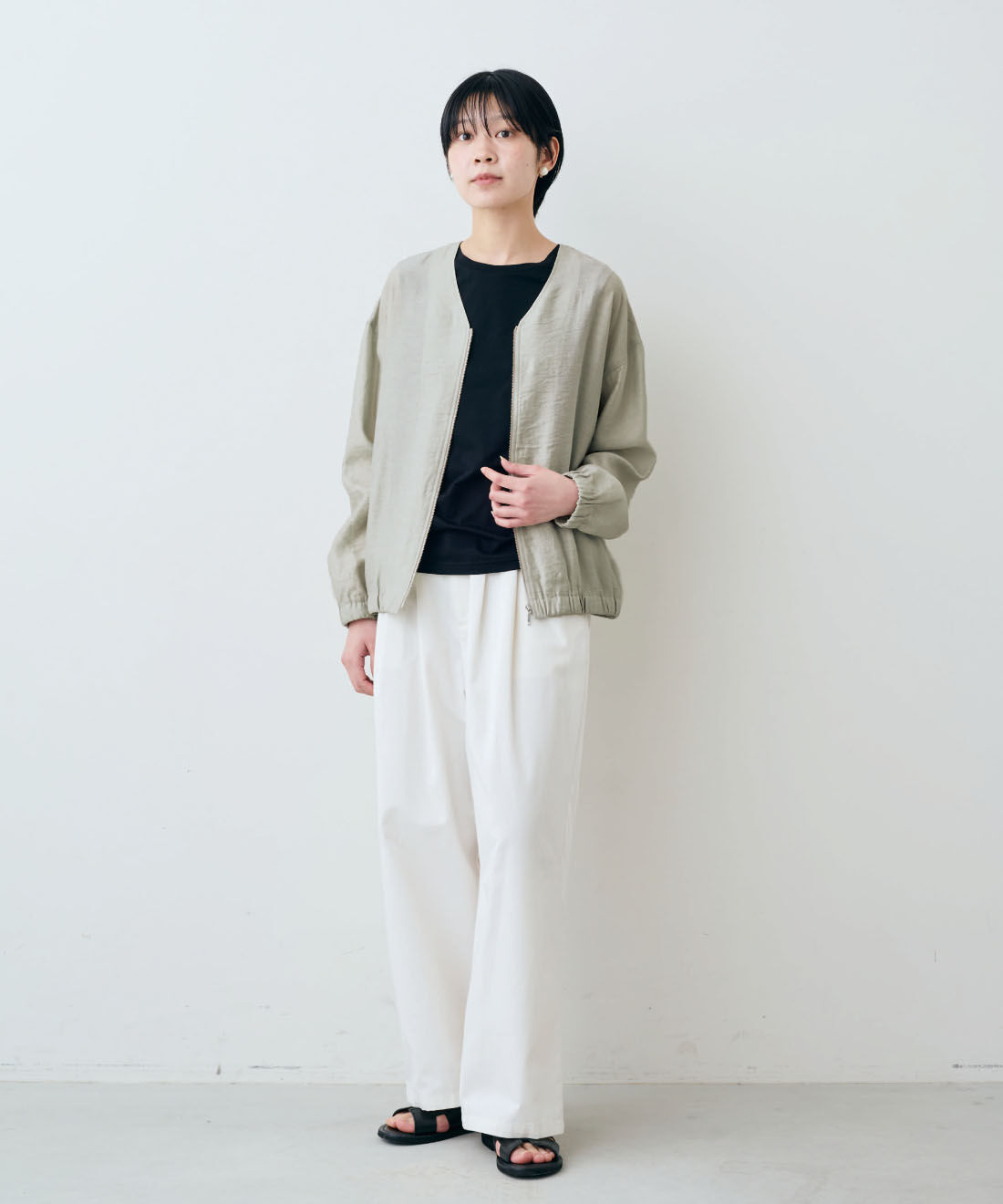 THREE FIFTY STANDARD［スリーフィフティースタンダード］|シルケット加工 タンクトップとカジュアルすぎないチノパンツ〈アイボリー〉のコーディネート