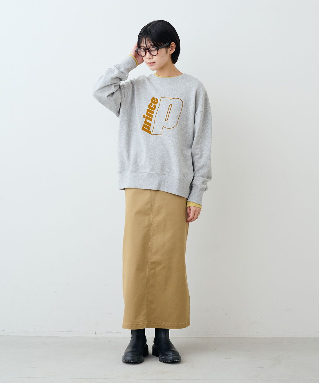 THREE FIFTY STANDARD|クルーネックスウェットトップスＧＹ　ＴＦＳとシアーなカットソートップスの会とレザーのワイドボストンバッグＢＫ　ＴＦＳのコーディネート|モデル身長：163cm 着用サイズ：M