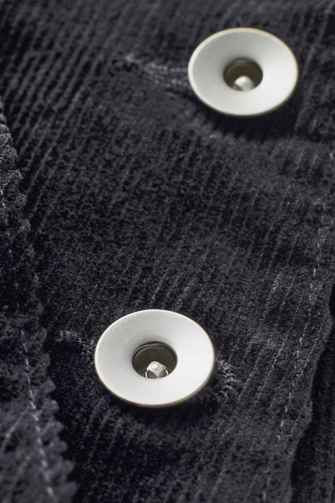 THREE FIFTY STANDARD|THREE FIFTY STANDARD コーデュロイオーバーオール〈ブラック〉|ほどよい畝幅のコーデュロイの黒に、マットな光沢のアンティークシルバーのボタンがアクセントです。