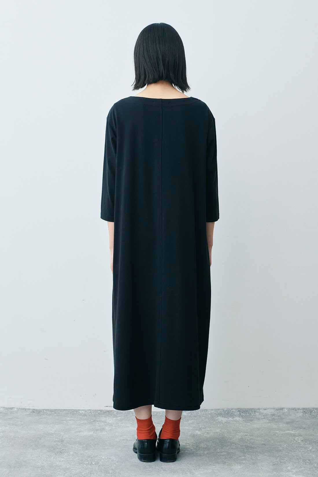 THREE FIFTY STANDARD|ボートネックのカットソーワンピース〈ブラック〉と色をきかせたソックスセットＴＦＳのコーディネート|モデル身長：163cm 着用サイズ：M