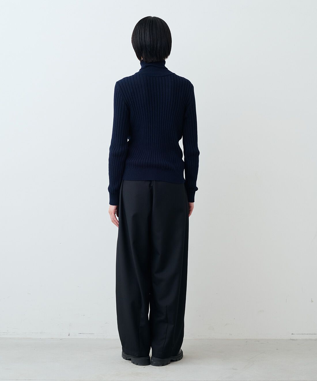 THREE FIFTY STANDARD［スリーフィフティースタンダード］|タックテーパードパンツＢＫ　ＴＦＳのコーディネート|モデル身長：163cm 着用サイズ：M