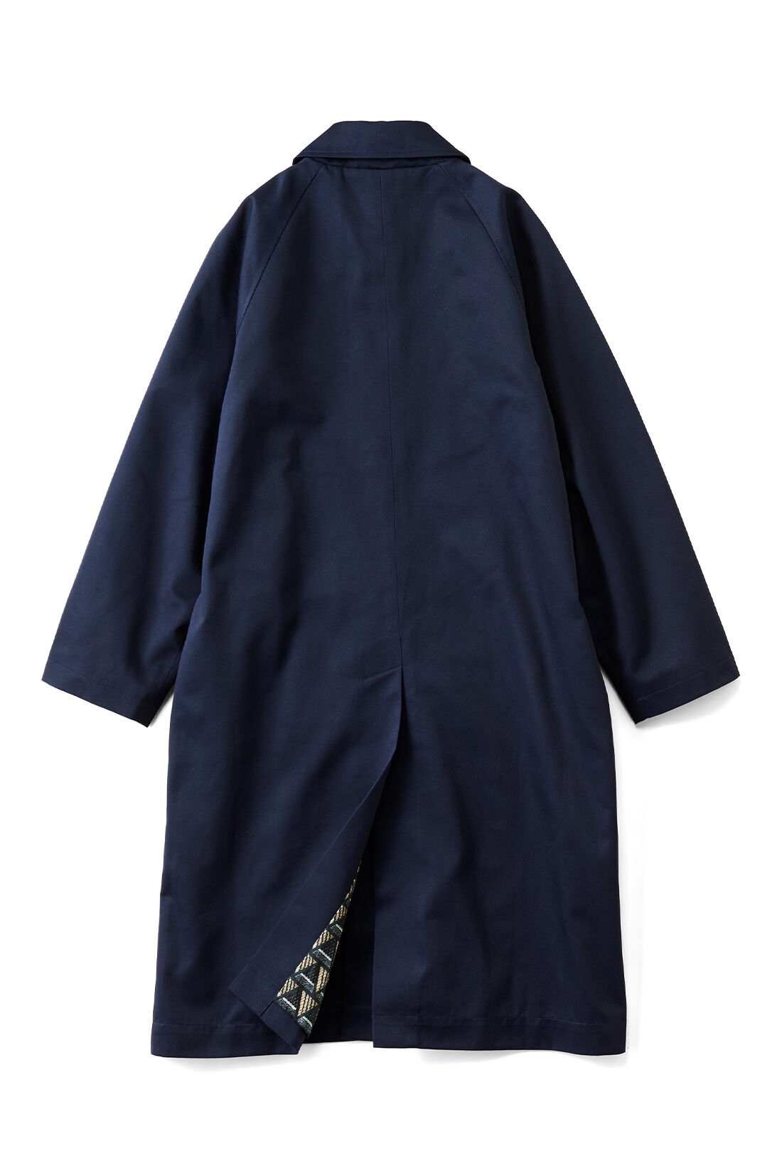 THREE FIFTY STANDARD|THREE FIFTY STANDARD ミュルーズモダン スタンダードなステンカラーコート〈ネイビー〉|【BACK】ベンツ入りで足さばきも軽やか。