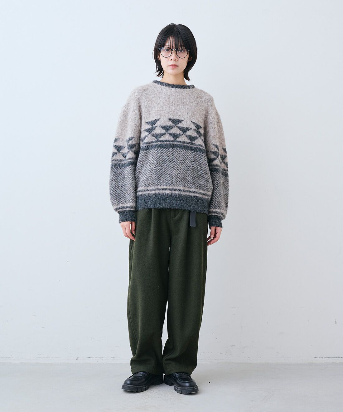 THREE FIFTY STANDARD|ミリタリーテイストの起毛タックパンツ〈オリーブグリーン〉とレザーのワイド ボストンバッグ〈ブラック〉のコーディネート