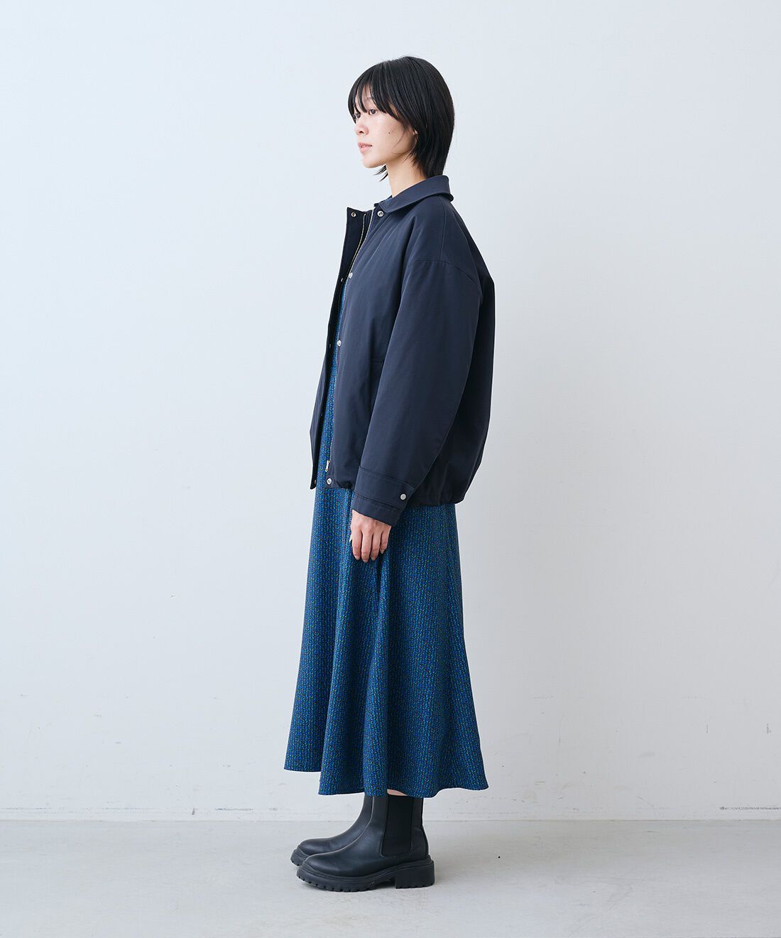 THREE FIFTY STANDARD|裏サーモライトキルトのブルゾン〈ネイビー〉とレザーのワイド ボストンバッグ〈ブラック〉のコーディネート