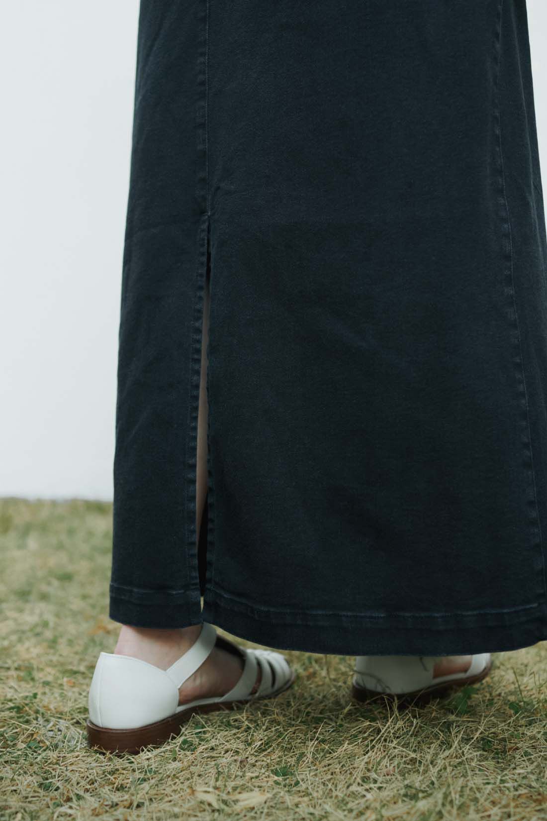 THREE FIFTY STANDARD［スリーフィフティースタンダード］|THREE FIFTY STANDARD　シックなウォッシュドブラックデニムのスカート|バックスリットで足さばきもらくちん。