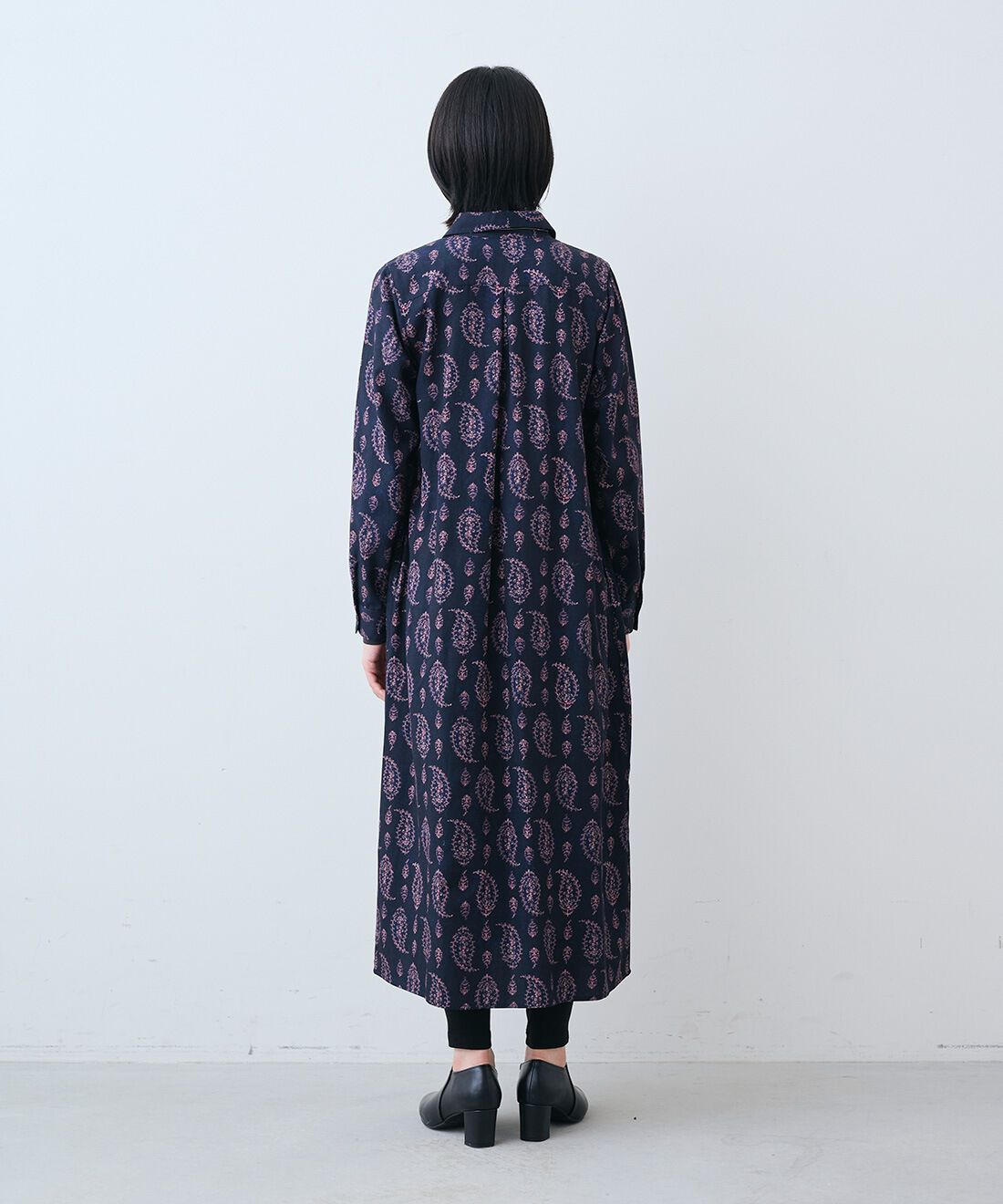 THREE FIFTY STANDARD|さらっとした肌触りのウール混Tシャツとやさしい肌ざわりシルク混 レギンスとレザーのワイド ボストンバッグ〈ブラック〉のコーディネート