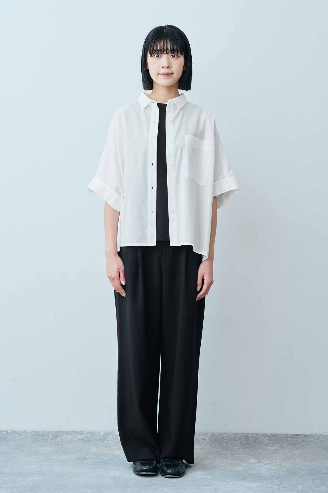 THREE FIFTY STANDARD|オーガニックコットン ワイドシルエット シャツ〈オフホワイト〉としわになりにくい タックパンツ〈ブラック〉のコーディネート|モデル身長：163cm 着用サイズ：M