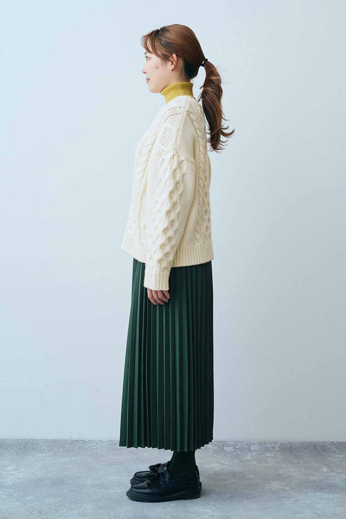 THREE FIFTY STANDARD|ケーブルニットカーディガンＴＦＳとフォレストグリーンのプリーツスカートＴＦＳのコーディネート