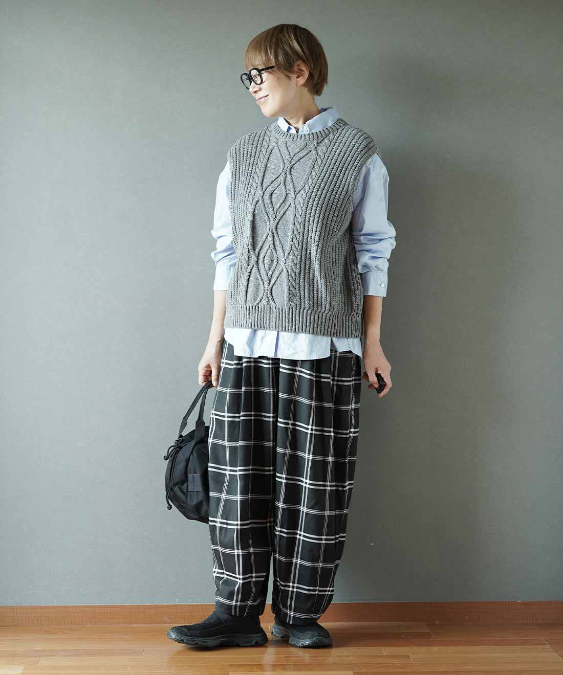 THREE FIFTY STANDARD|日本製の刺しゅうオックス シャツ〈ブルー〉と金子敦子さんと作った チェックのズボン〈ブラック〉のコーディネート