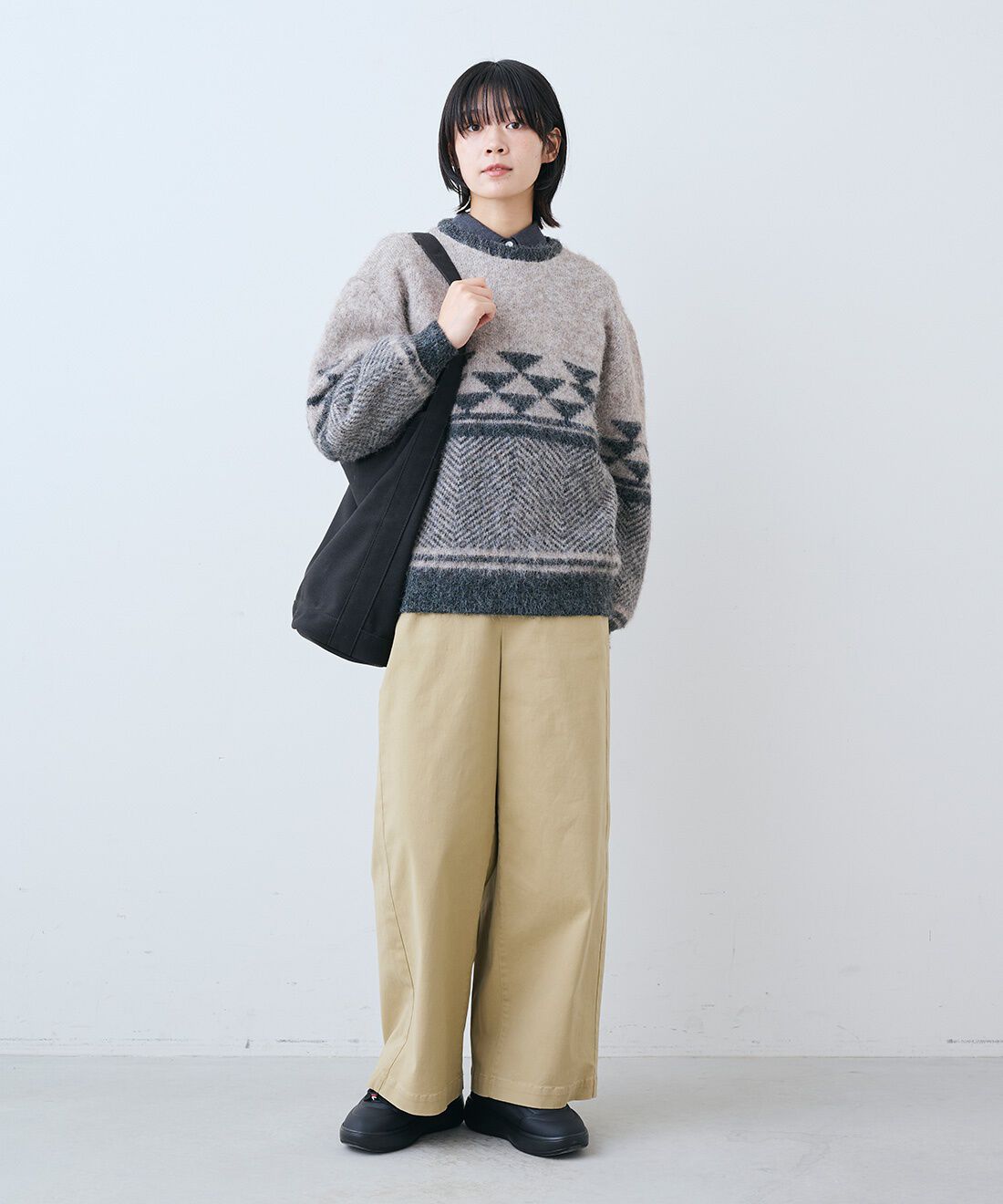 THREE FIFTY STANDARD|あったか起毛のネルシャツ〈ダーク杢グレー〉とすっきりノータックのチノパンツ〈ベージュ〉のコーディネート