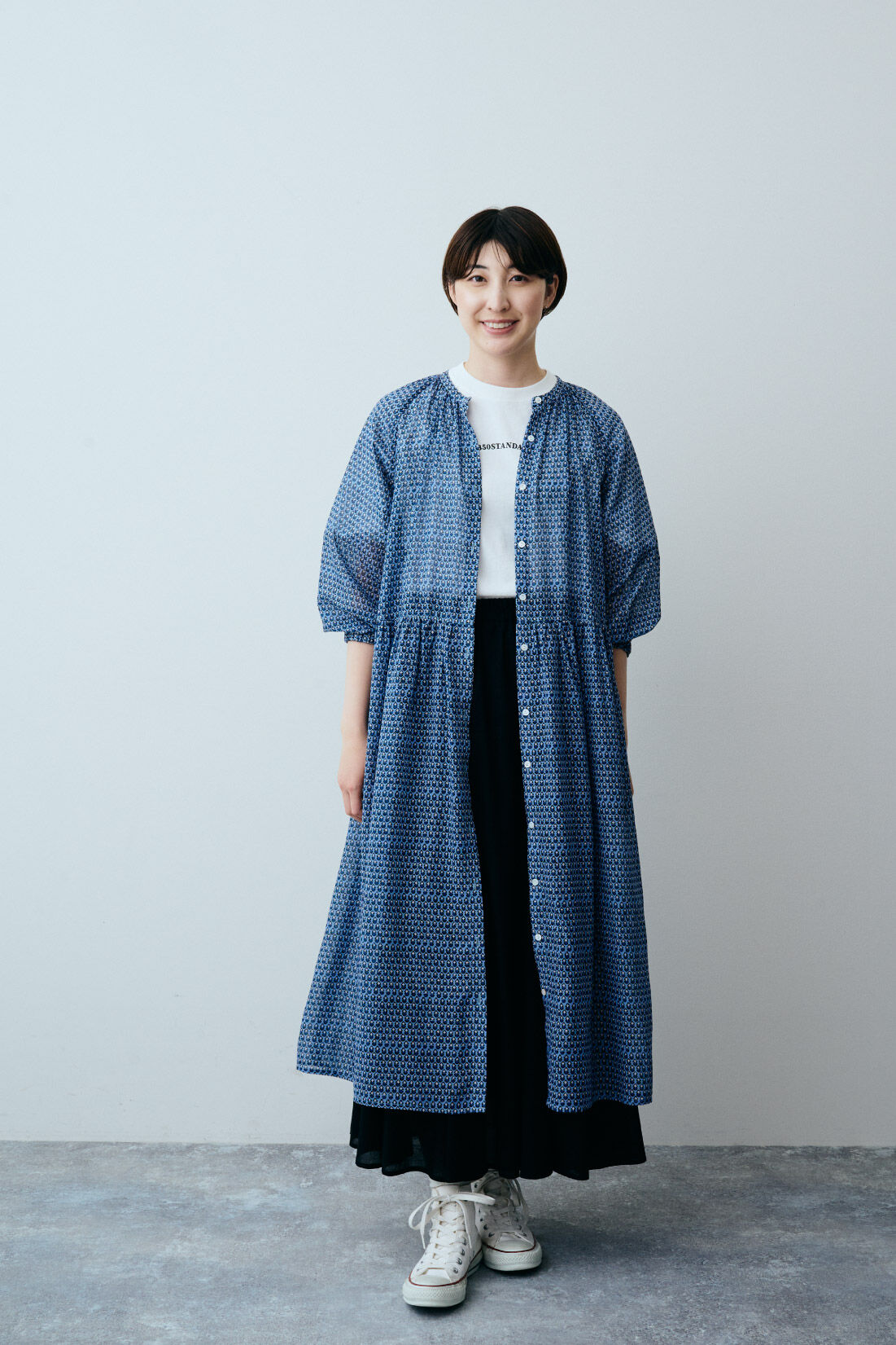 THREE FIFTY STANDARD|モノトーンロゴＴシャツホワイト　ＴＦＳとフレアースカートブラック　ＴＦＳのコーディネート