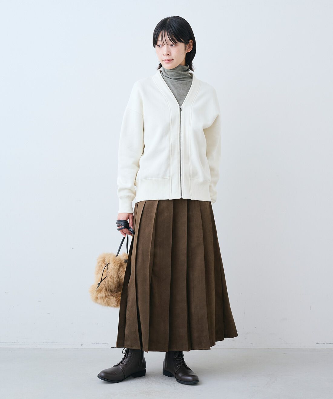 THREE FIFTY STANDARD|裏起毛のジップアップ ジャケット〈アイボリー〉とやさしい肌ざわりシルク混 カットソー タートルのコーディネート