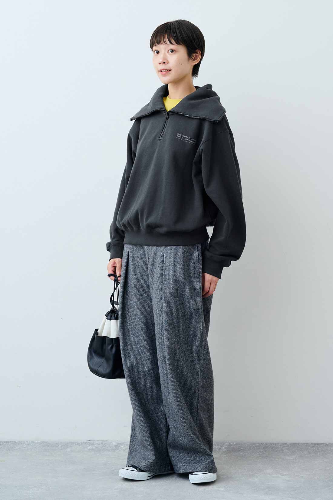 THREE FIFTY STANDARD|セーラー風のハーフジップスウェット〈チャコールグレー〉とフライス編みのストレッチラグランスリーブTシャツの会のコーディネート|モデル身長：163cm 着用サイズ：M