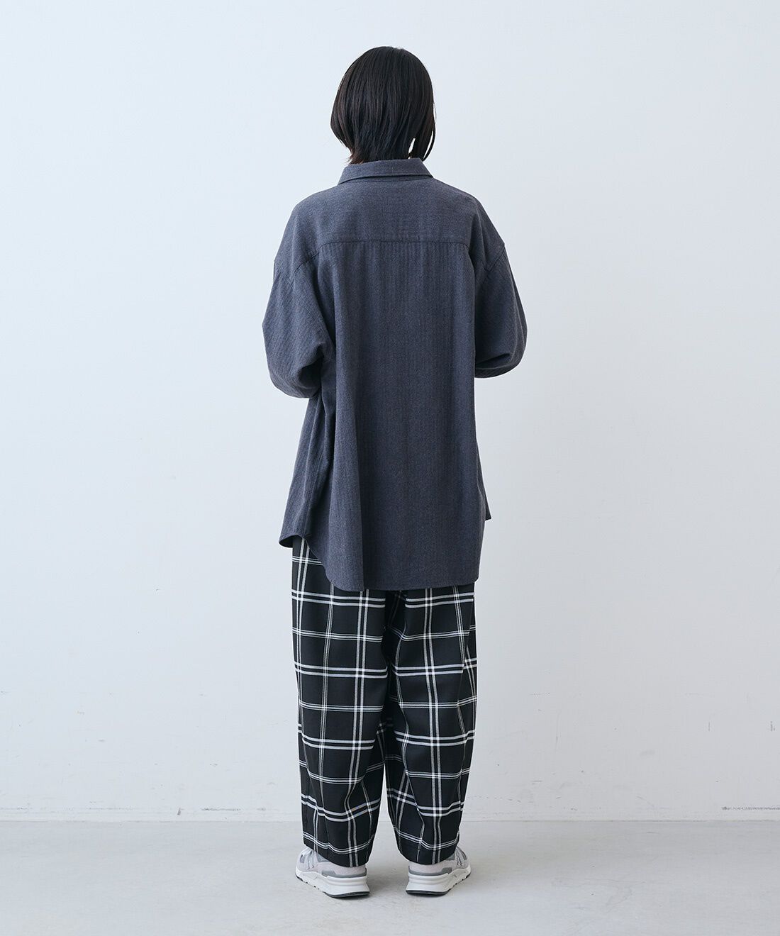 THREE FIFTY STANDARD|さらっとした肌触りのウール混Tシャツと金子敦子さんと作った チェックのズボン〈ブラック〉のコーディネート