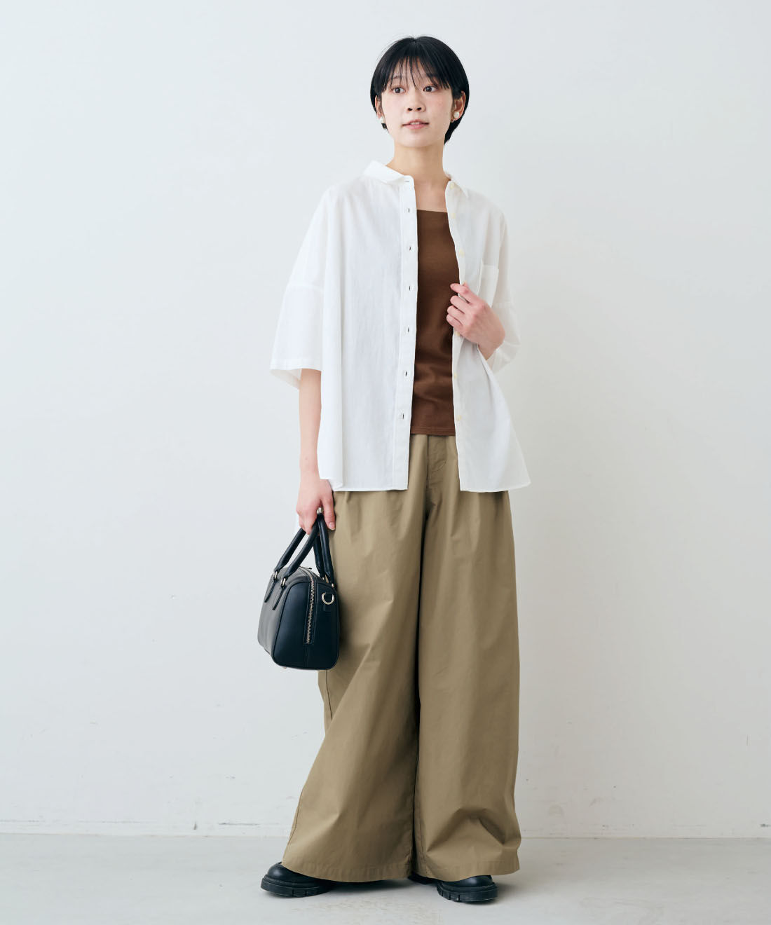 THREE FIFTY STANDARD［スリーフィフティースタンダード］|THREE FIFTY STANDARD　日本製のポンチョみたいな ゆるっとシルエットの綿麻シャツ〈オフホワイト〉|モデル身長：163cm　着用サイズ：M