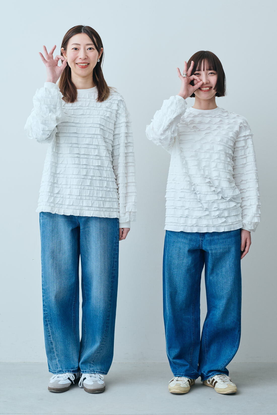 IEDIT|サイドシームデザイン レスウォーター テーパード デニム〈青〉のコーディネート|（左）【身長】160cm 【着用サイズ】トップス・パンツ：M　（右）【身長】150cm 【着用サイズ】トップス：S　パンツ：SP