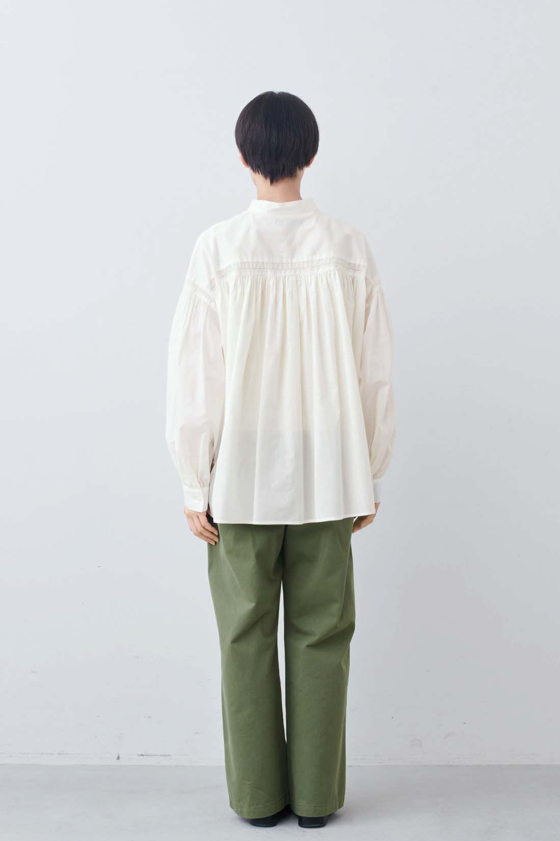 THREE FIFTY STANDARD|ピコ刺繍のコットンギャザーブラウス〈オフホワイト〉とガラスパールのイヤアクセサリーのコーディネート