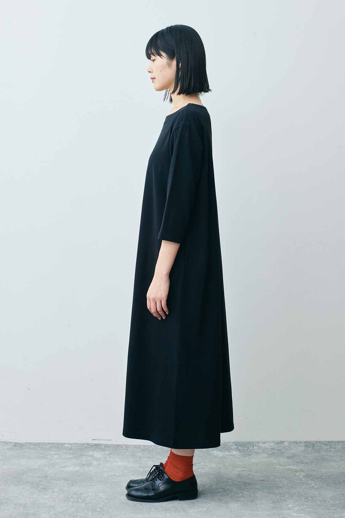 THREE FIFTY STANDARD|THREE FIFTY STANDARD ボートネックのカットソーブラックワンピース|モデル身長：163cm 着用サイズ：M