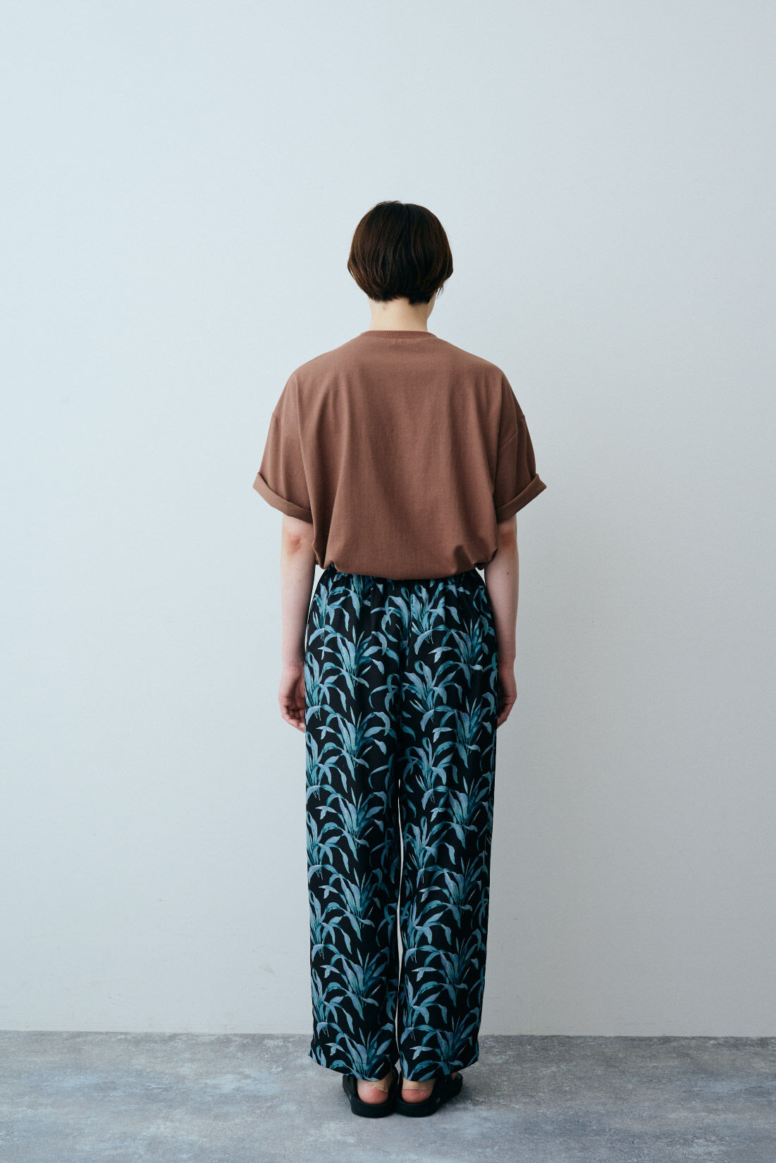 THREE FIFTY STANDARD|THREE FIFTY STANDARD ミュルーズモダン ボタニカルプリントイージーパンツ〈ブラック〉