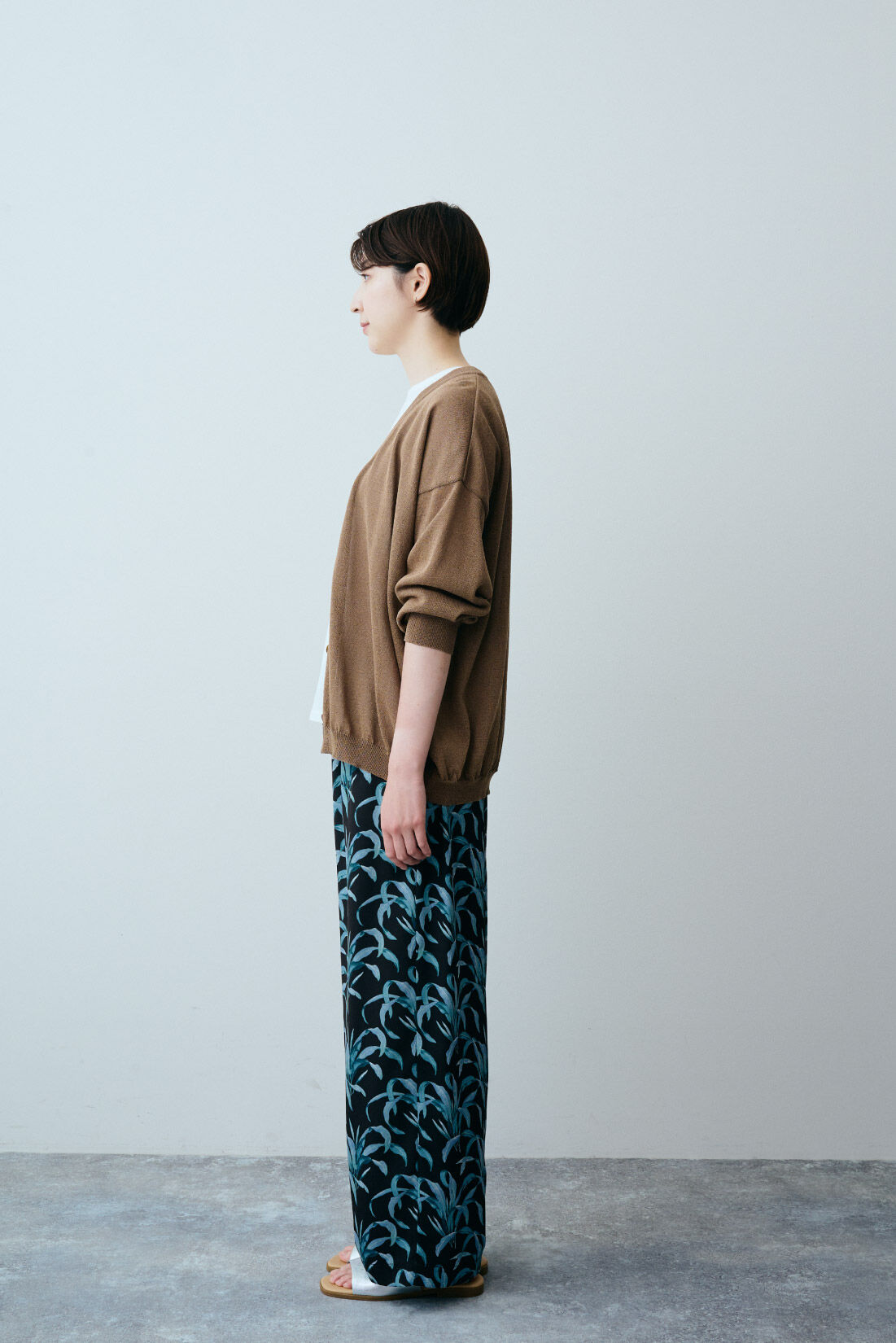 THREE FIFTY STANDARD|和紙ブレンドＶネックカーディガンＢＲ　ＴＦＳとミュルーズ染織美術館パンツＢＫ　ＴＦＳのコーディネート