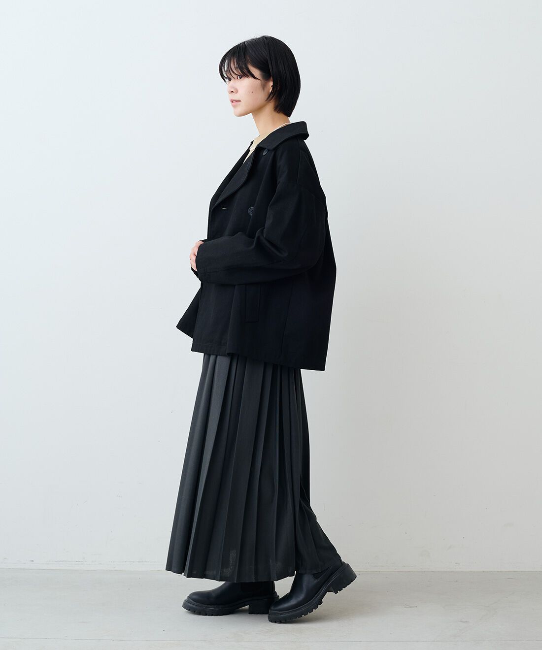 THREE FIFTY STANDARD|コットンツイルのダブルコートBK TFSと吸水速乾長袖Tシャツ TFSとカットソーのプリーツスカートGY TFSのコーディネート|モデル身長:163cm 着用サイズ:M THREE FIFTY STANDARD|コットンツイルのダブルコートBK TFSと吸水速乾長袖Tシャツ TFSとカットソーのプリーツスカートGY TFSのコーディネート|モデル身長:163cm 着用サイズ:M