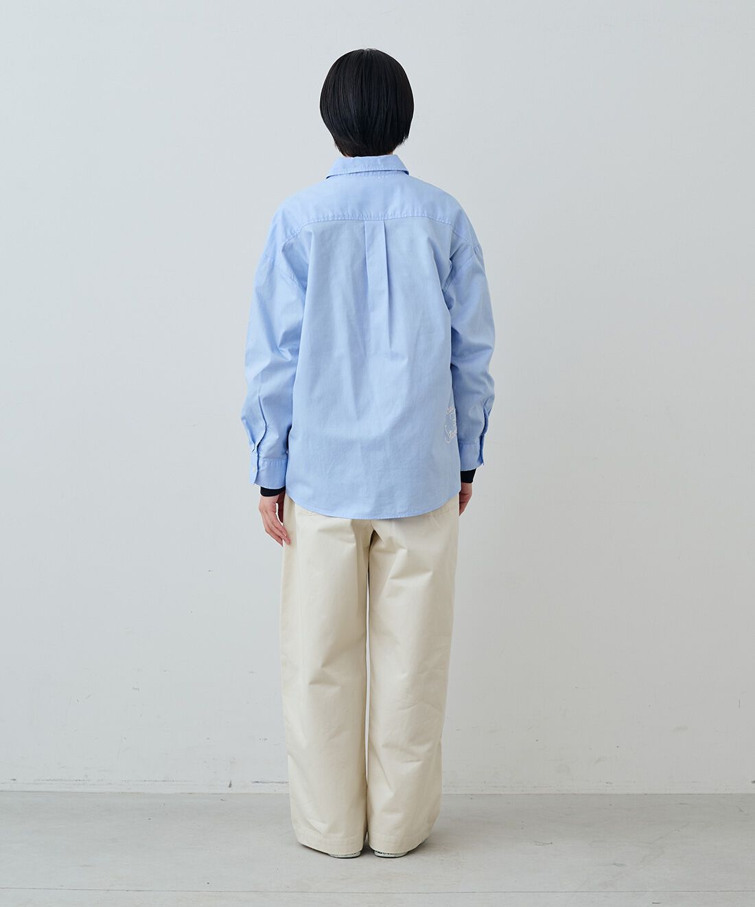 THREE FIFTY STANDARD［スリーフィフティースタンダード］|日本製の刺しゅうオックスシャツＢＬ　ＴＦＳとレトロなボーダーＴシャツ　ＴＦＳのコーディネート|モデル身長：163cm 着用サイズ：M