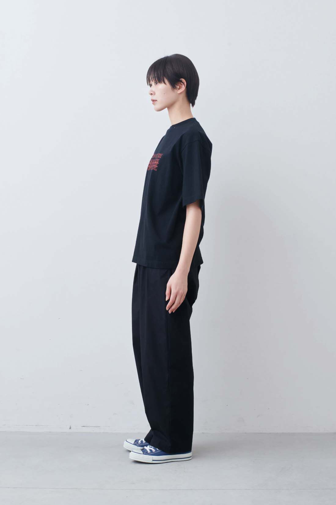 THREE FIFTY STANDARD|THREE FIFTY STANDARD　丸胴仕様のロゴプリントＴシャツ〈ブラック〉|モデル身長：163cm　着用サイズ：M