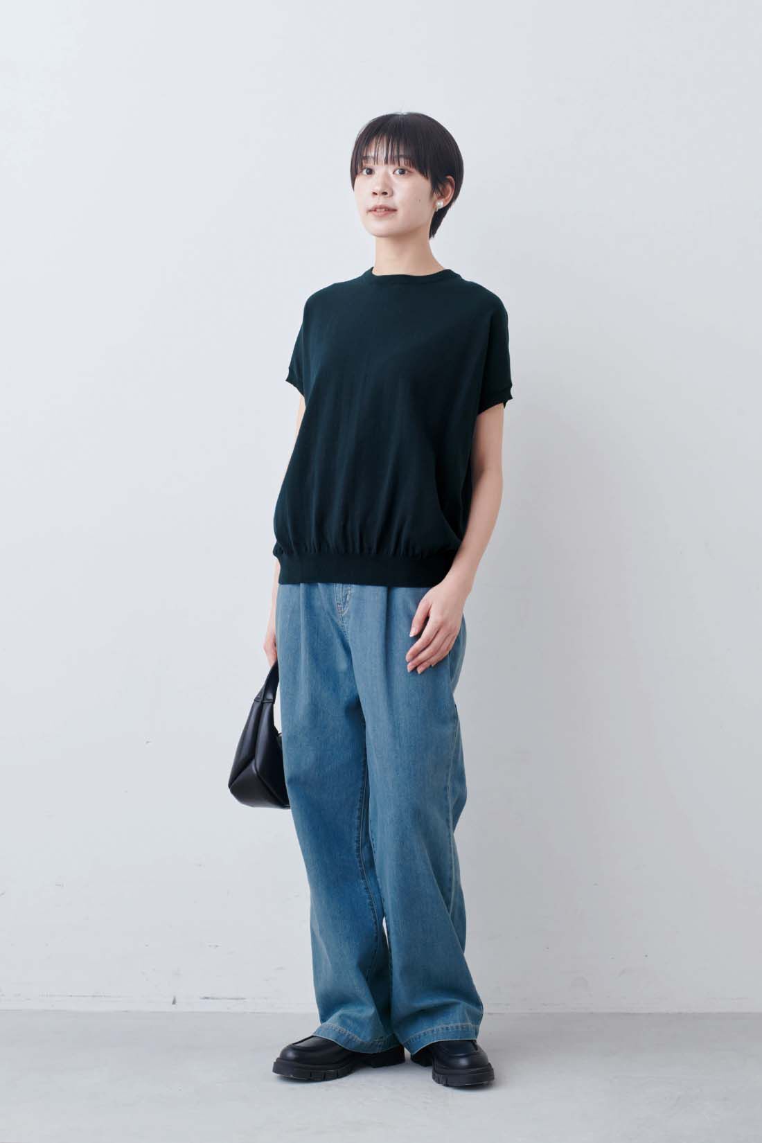 THREE FIFTY STANDARD|THREE FIFTY STANDARD　ライトデニムのタックワイドパンツ|モデル身長：163cm　着用サイズ：M