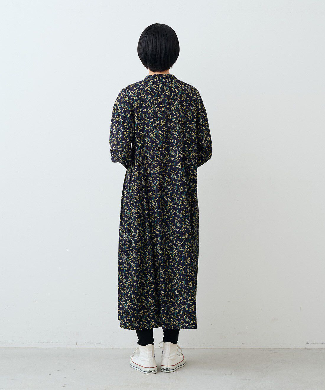 THREE FIFTY STANDARD［スリーフィフティースタンダード］|シックな花柄のシャツワンピースＮＶ　ＴＦＳのコーディネート|モデル身長：163cm 着用サイズ：M