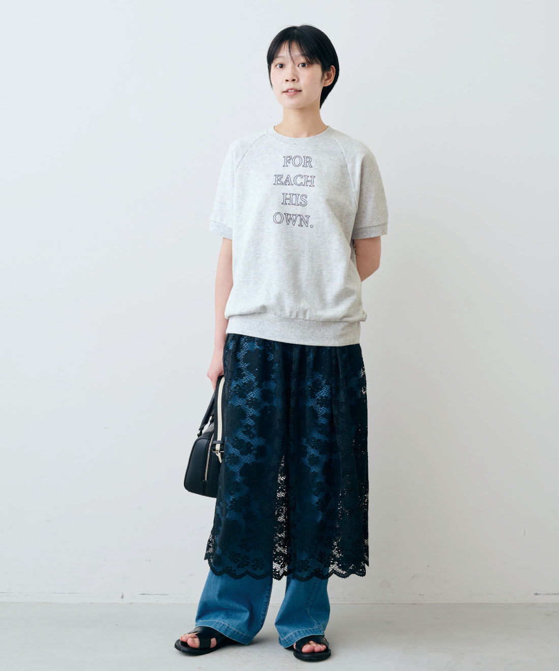 THREE FIFTY STANDARD|THREE FIFTY STANDARD　半袖ミニ裏毛のロゴトップス〈オートミール〉|モデル身長：163cm　着用サイズ：M