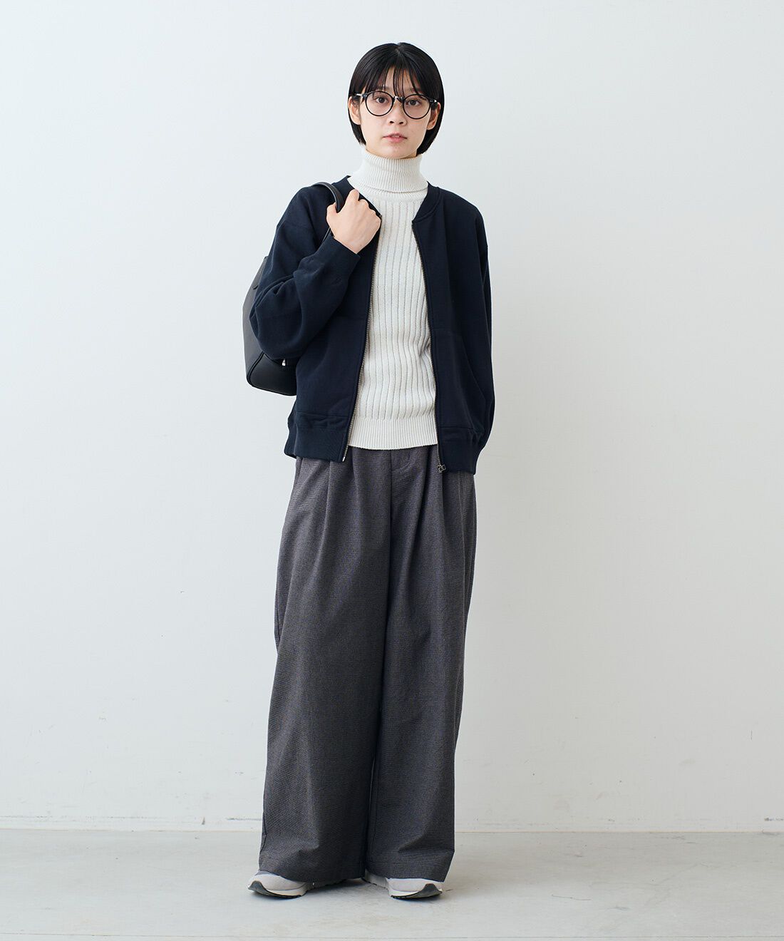 THREE FIFTY STANDARD［スリーフィフティースタンダード］|ジップアップスウェットジャケットＮＶ　ＴＦＳと千鳥格子のワイドタックパンツ　ＴＦＳとレザーのワイドボストンバッグＢＫ　ＴＦＳのコーディネート|モデル身長：163cm 着用サイズ：M