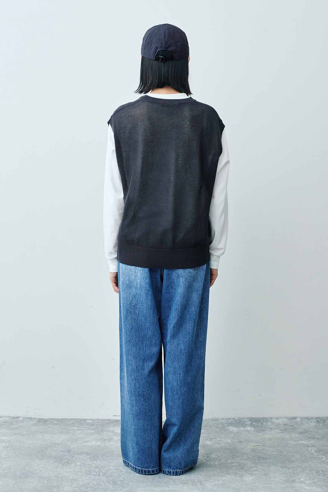 THREE FIFTY STANDARD|綿１００％のロングＴシャツＷＨ　ＴＦＳとタックバギーデニムパンツ　ＴＦＳと金子さんコンパクトキャップＧＹ　ＴＦＳのコーディネート|モデル身長：163cm 着用サイズ：M