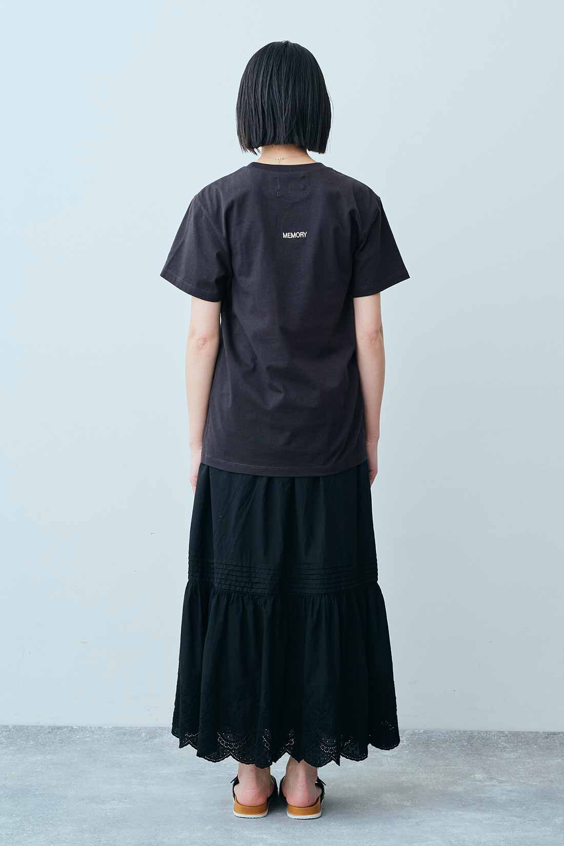 THREE FIFTY STANDARD|小谷実由さんコラボ フォトＴシャツ〈チャコールグレー〉とコットンレース スカート〈ブラック〉のコーディネート|モデル身長：163cm 着用サイズ：M