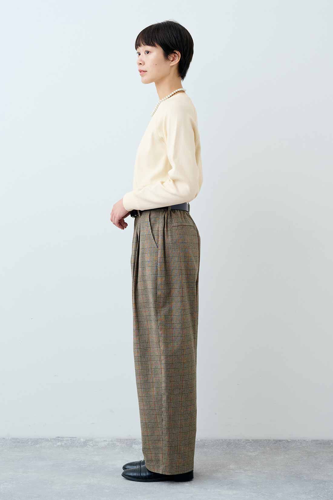 THREE FIFTY STANDARD|フライス編みのストレッチラグランスリーブTシャツの会とオレンジラインのチェックパンツのコーディネート|モデル身長：163cm 着用サイズ：M