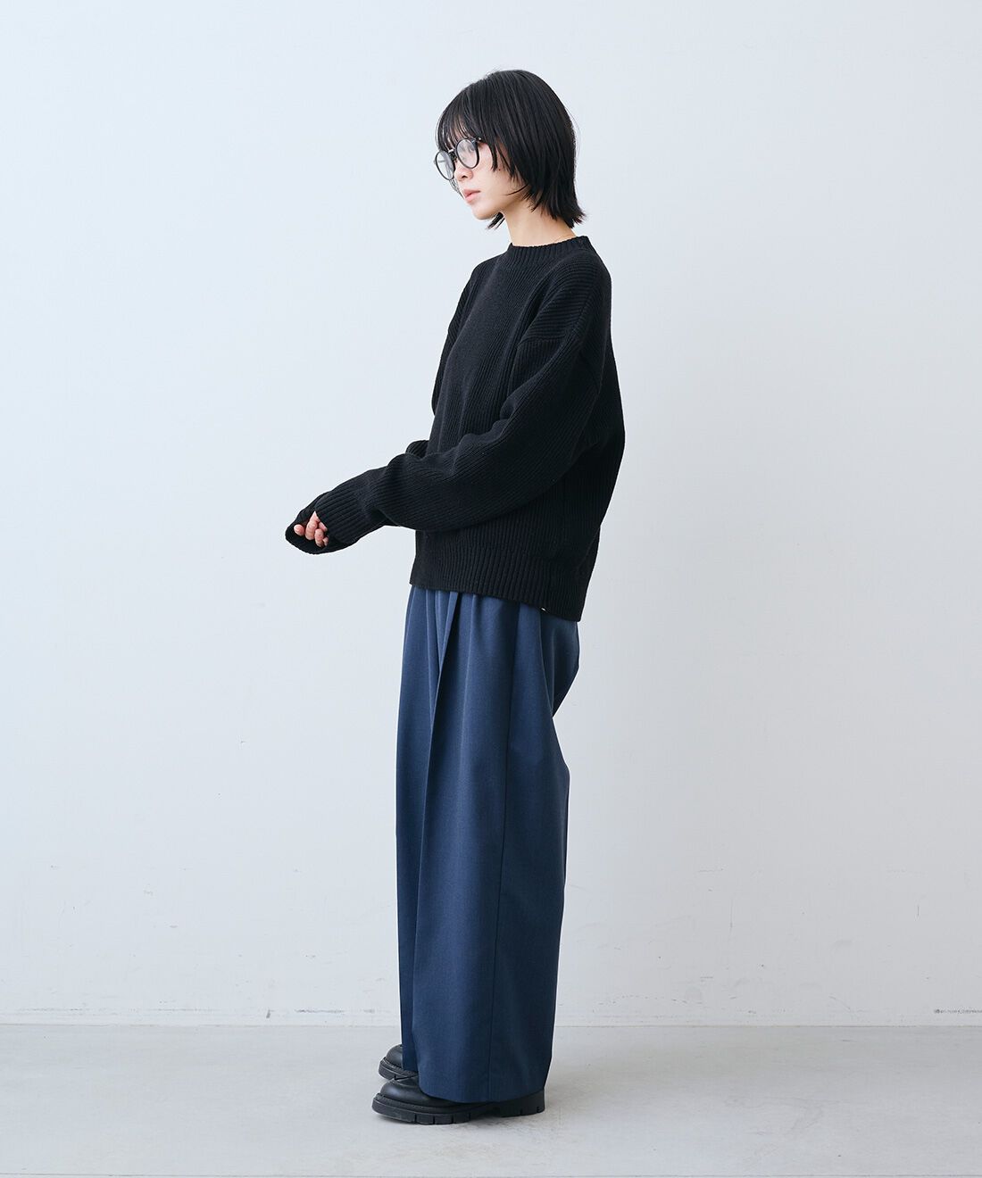 THREE FIFTY STANDARD|タック スラックス パンツ〈チャコールグレー〉のコーディネート